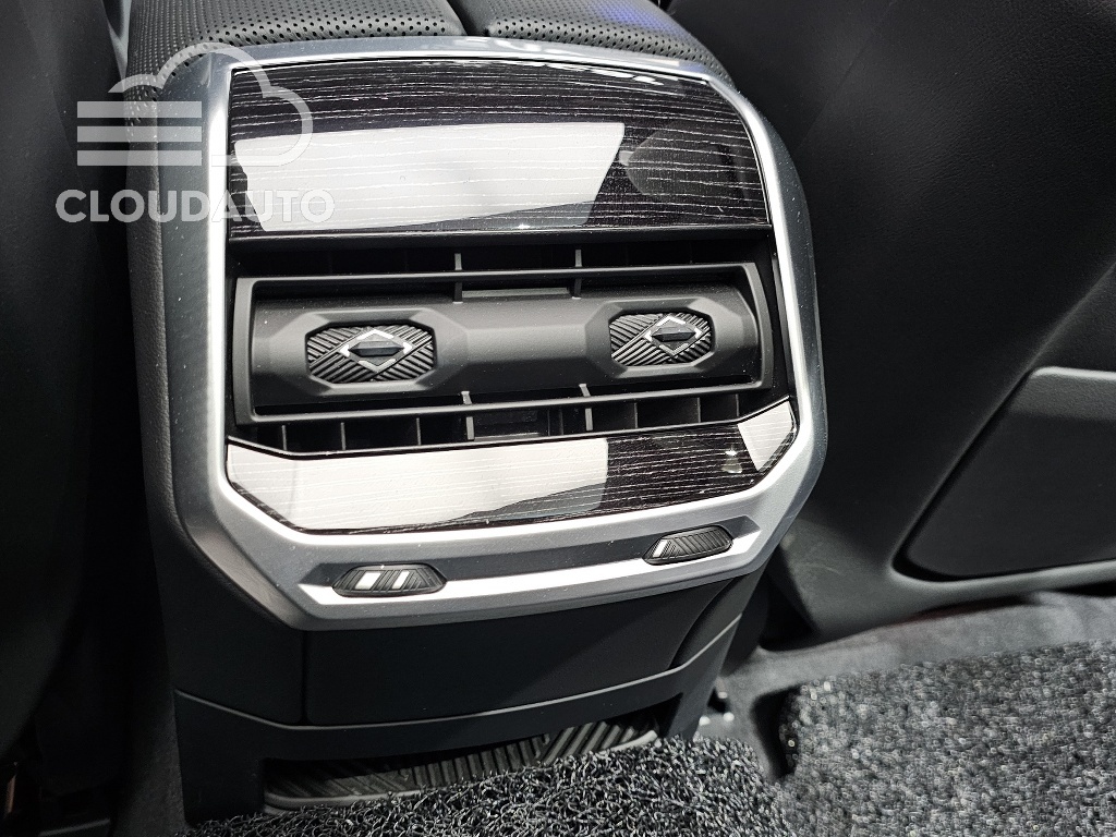2025 BMW 7 Series 740d xDrive M Sports - Image 30