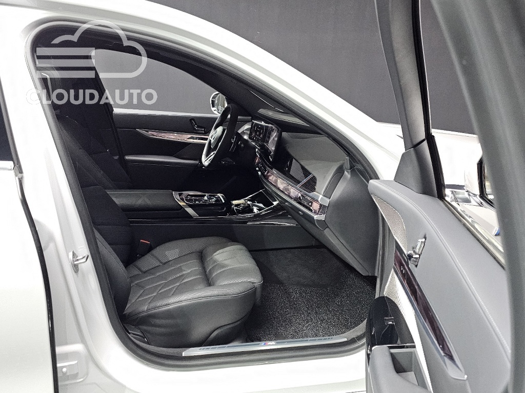 2025 BMW 7 Series 740d xDrive M Sports - Image 31