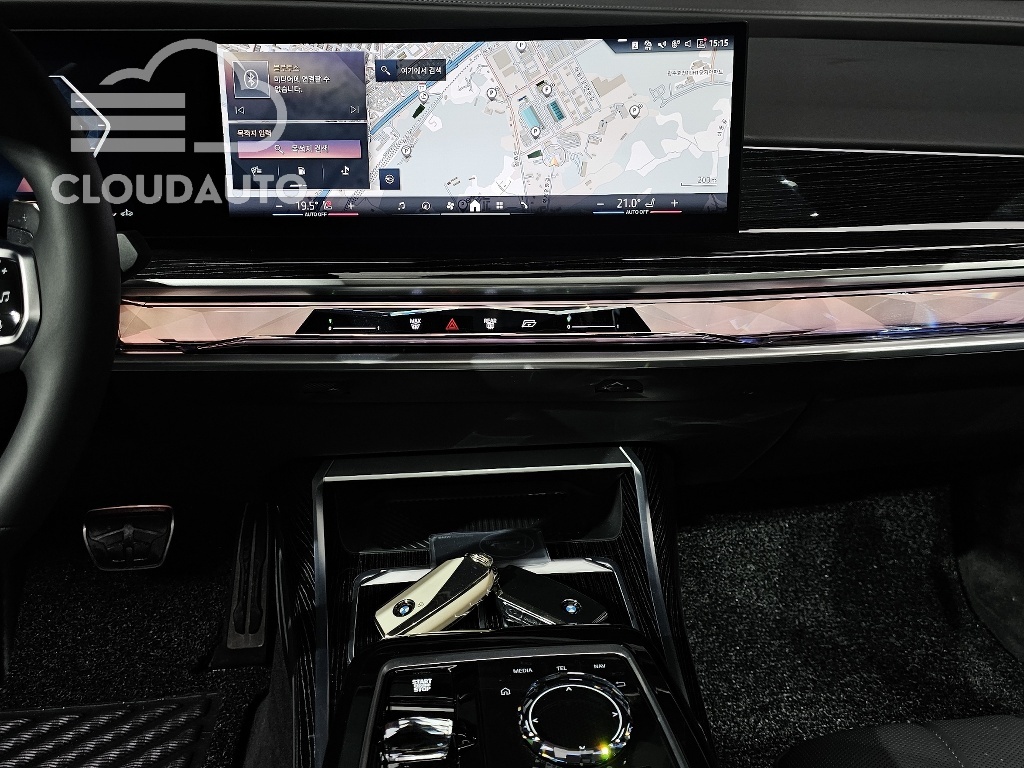2025 BMW 7 Series 740d xDrive M Sports - Image 32