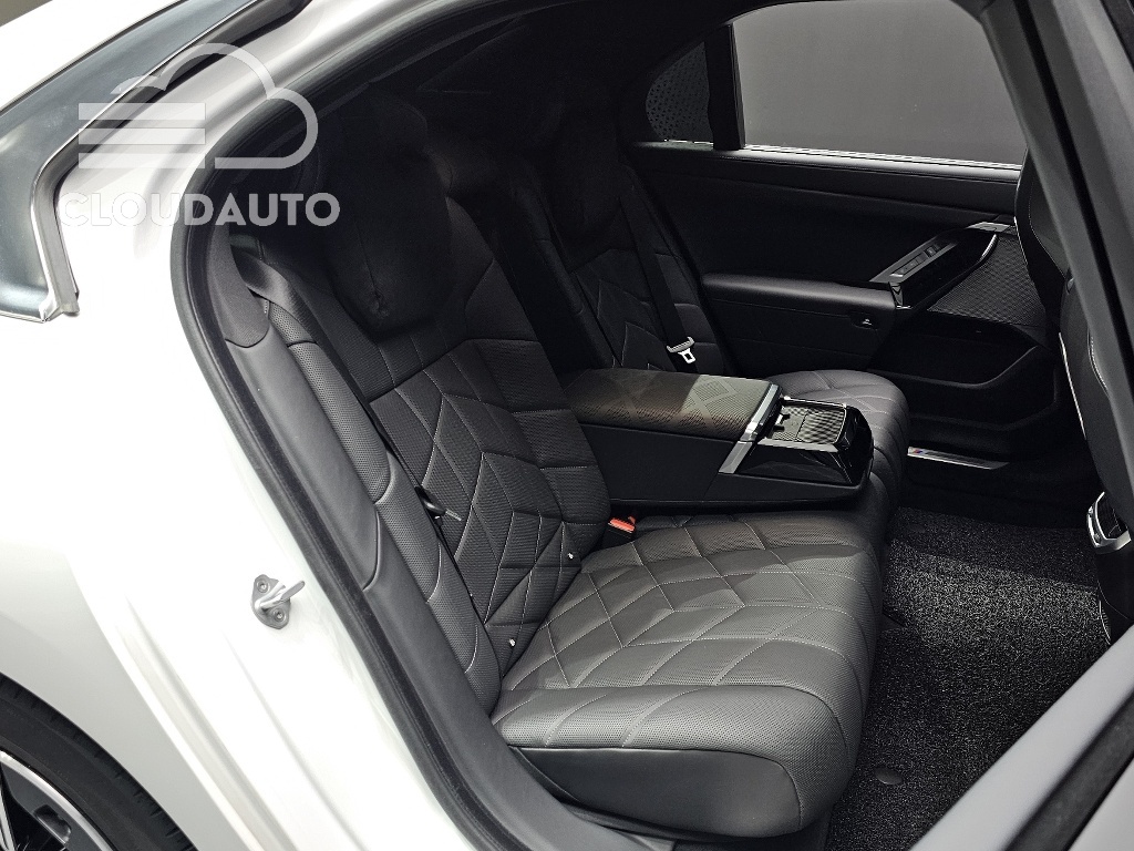 2025 BMW 7 Series 740d xDrive M Sports - Image 33