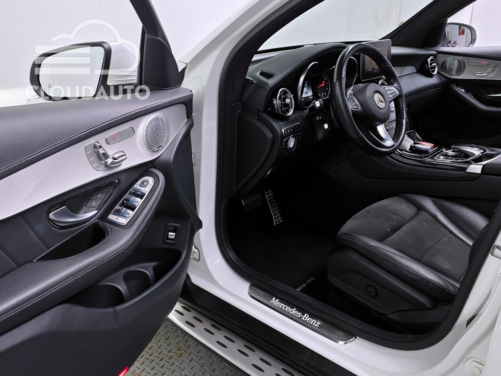 2019 Mercedes-Benz GLC GLC300 4MATIC AMG Line Coupe - Image 11