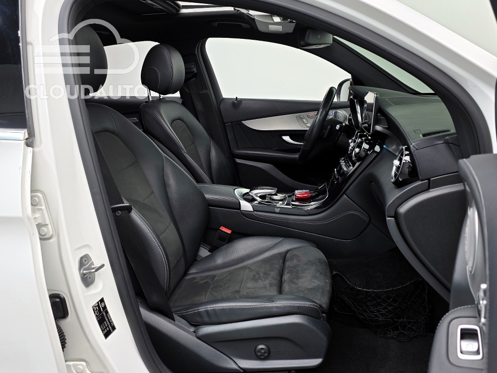 2019 Mercedes-Benz GLC GLC300 4MATIC AMG Line Coupe - Image 10