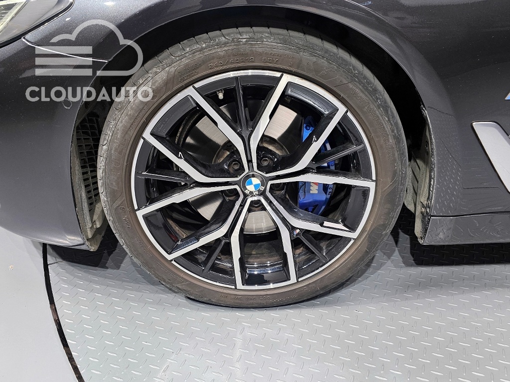 2022 BMW 5 Series 530i M Sports - Image 5