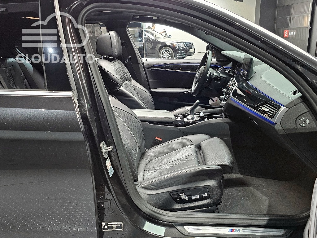 2022 BMW 5 Series 530i M Sports - Image 10