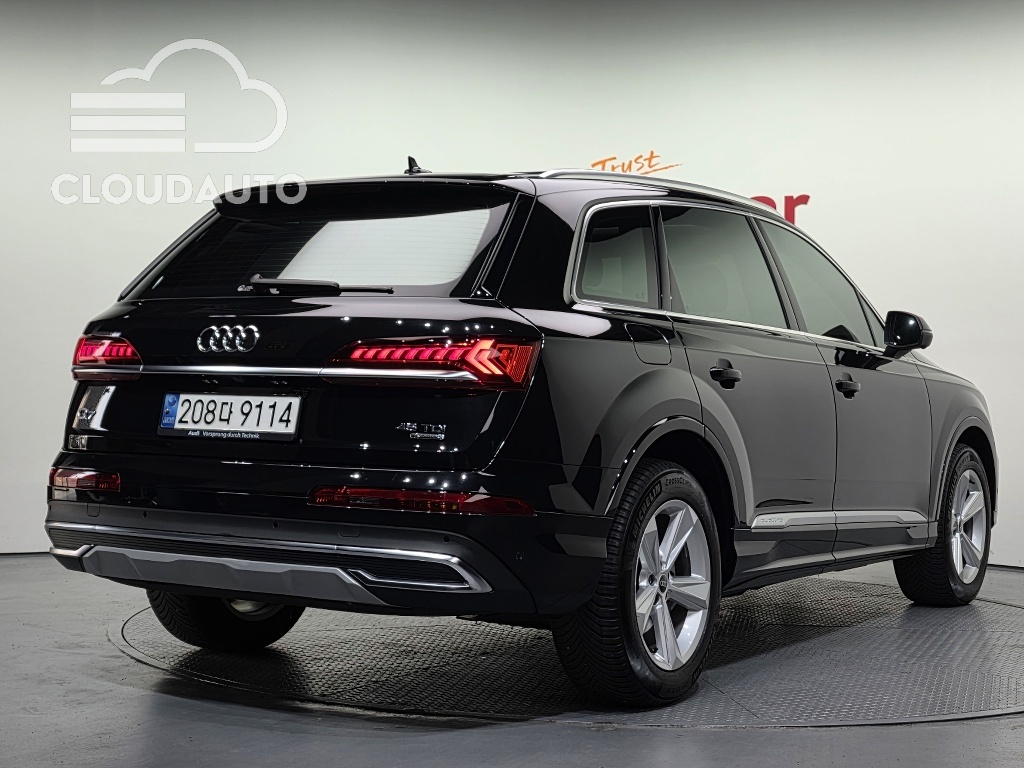 2022 Audi Q7 45 TDI - Image 2