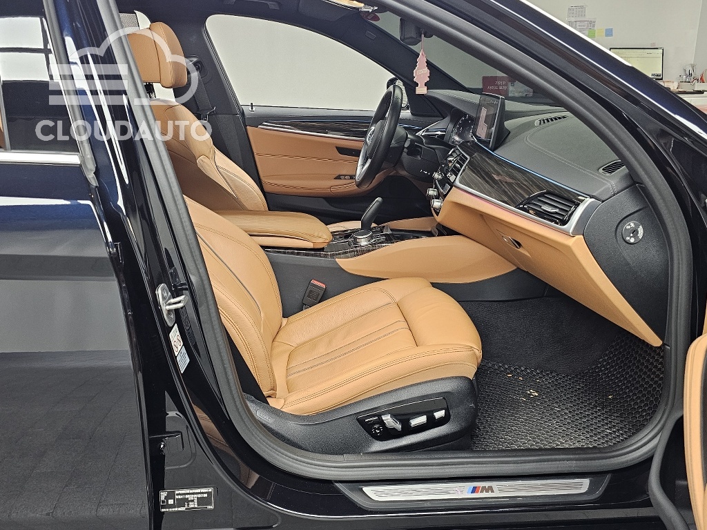 2022 BMW 5 Series 520i M Sports - Image 11