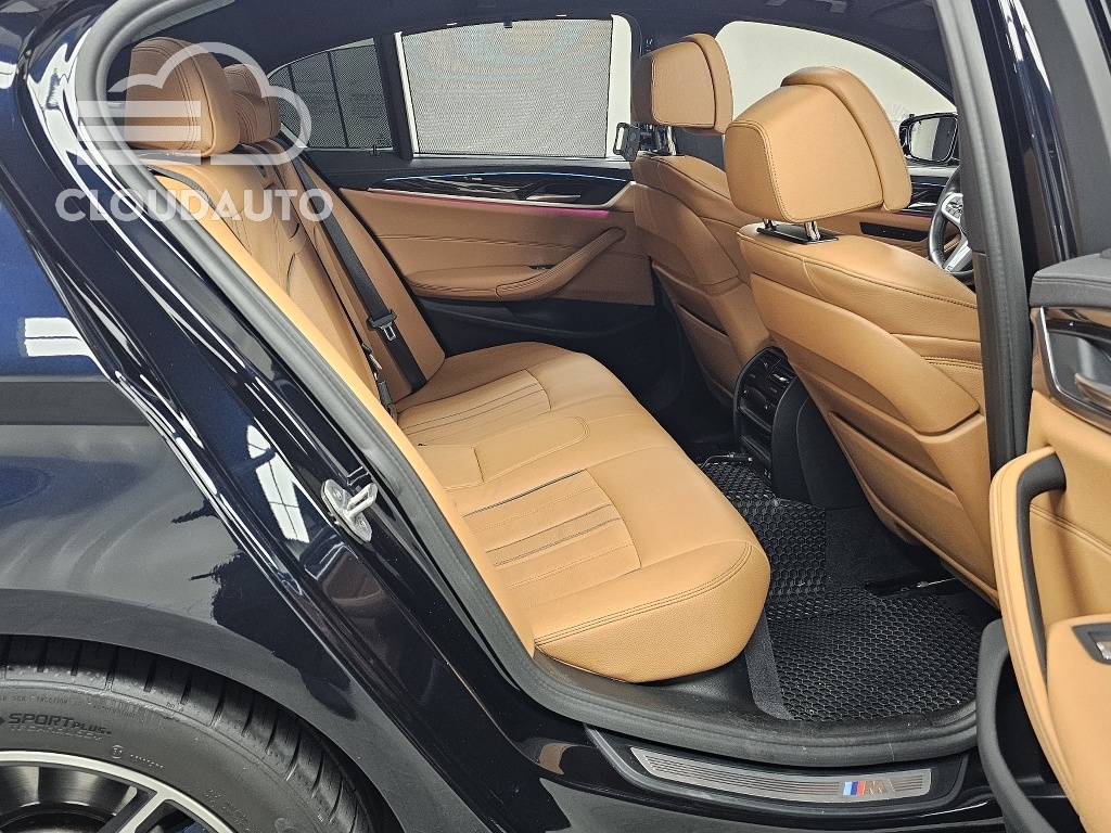 2022 BMW 5 Series 520i M Sports - Image 12