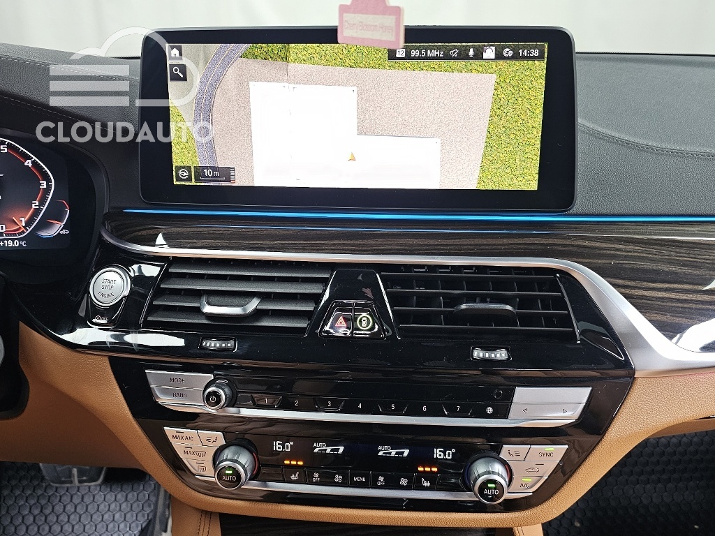 2022 BMW 5 Series 520i M Sports - Image 14