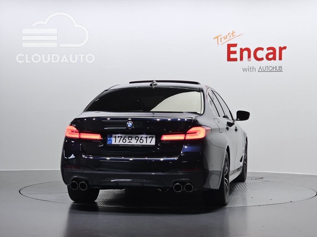 2022 BMW 5 Series 520i M Sports - Image 4