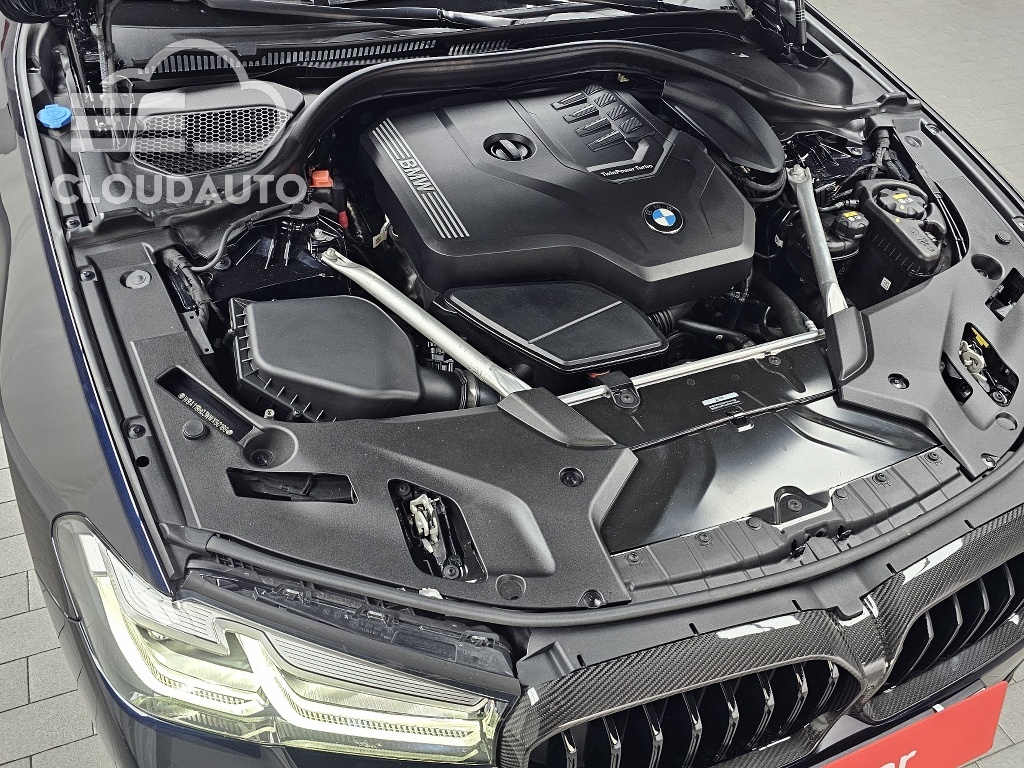 2022 BMW 5 Series 520i M Sports - Image 6