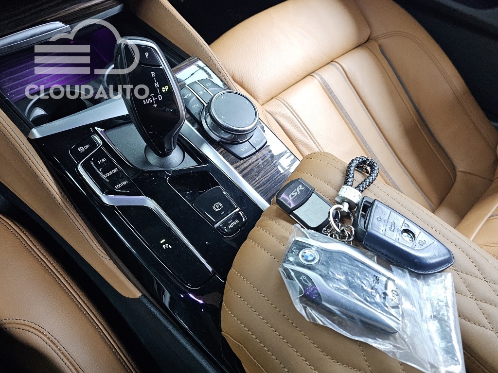2022 BMW 5 Series 520i M Sports - Image 9