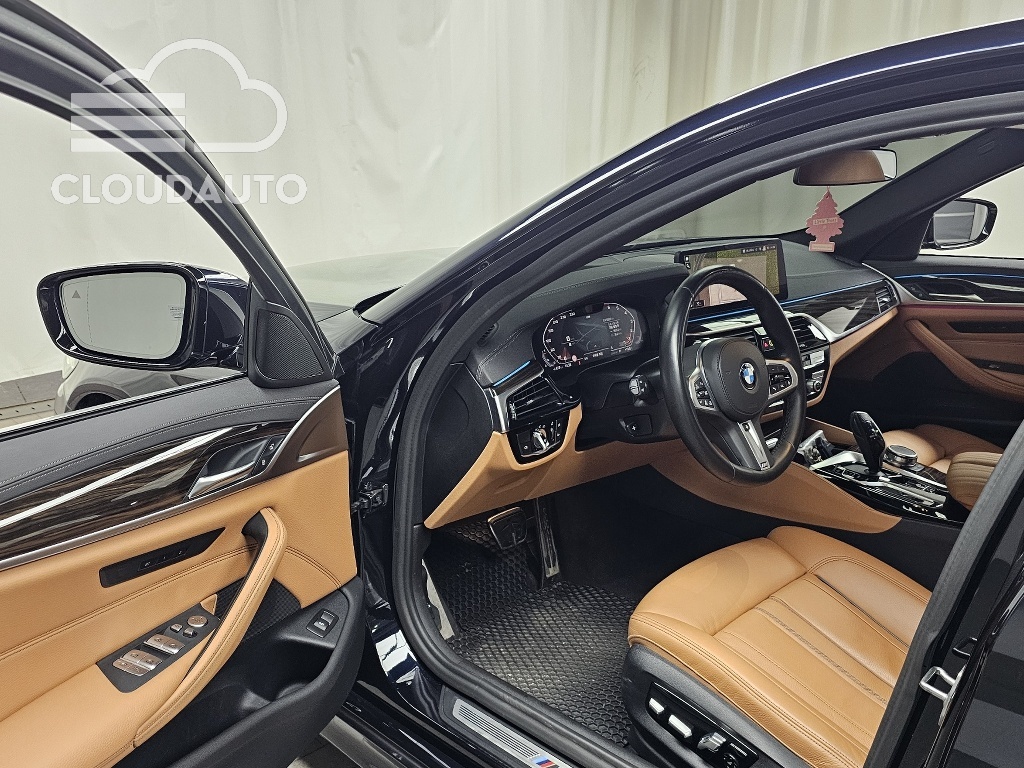 2022 BMW 5 Series 520i M Sports - Image 10