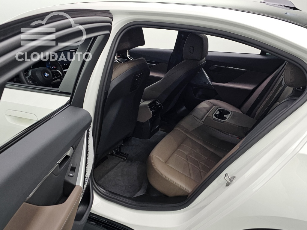 2024 BMW 5 Series 520i M Sports - Image 19