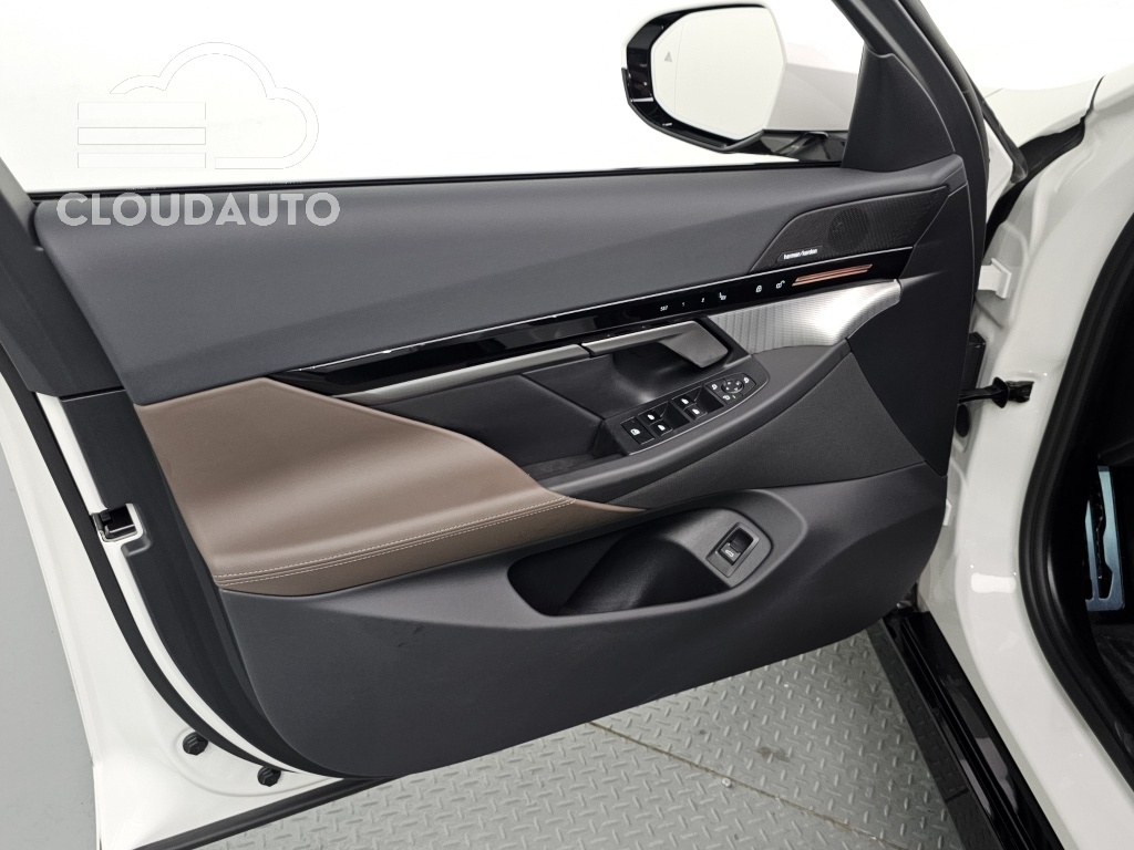 2024 BMW 5 Series 520i M Sports - Image 24