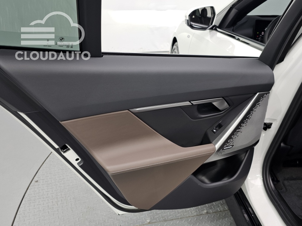 2024 BMW 5 Series 520i M Sports - Image 25