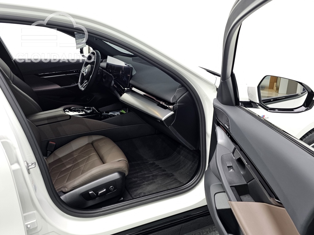 2024 BMW 5 Series 520i M Sports - Image 26