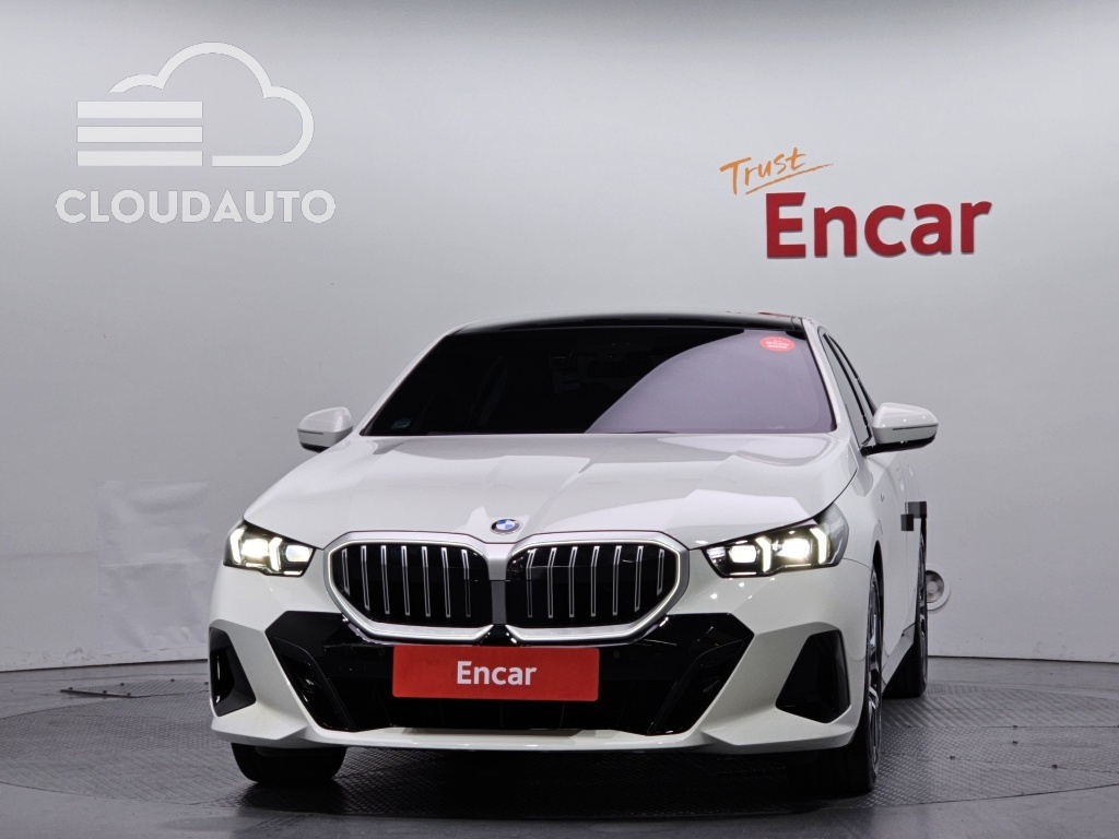 2024 BMW 5 Series 520i M Sports - Image 3