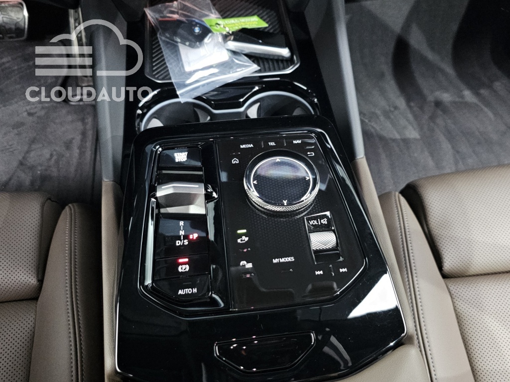 2024 BMW 5 Series 520i M Sports - Image 9