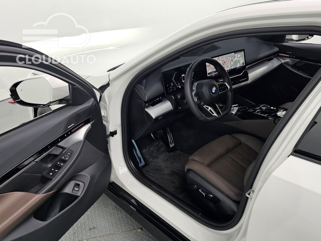 2024 BMW 5 Series 520i M Sports - Image 10
