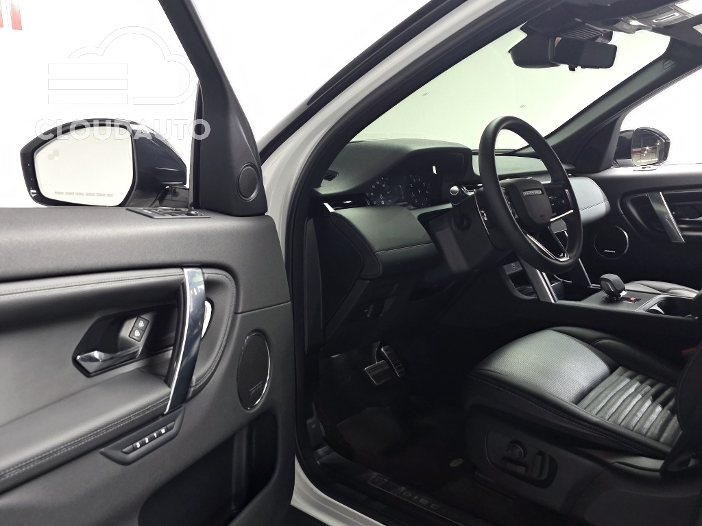 2025 Land Rover Discovery Sport P250 SE - Image 11