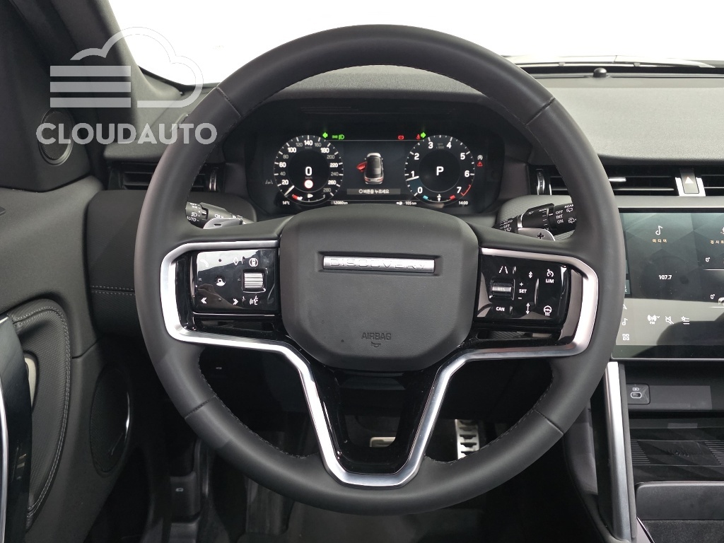 2025 Land Rover Discovery Sport P250 SE - Image 13