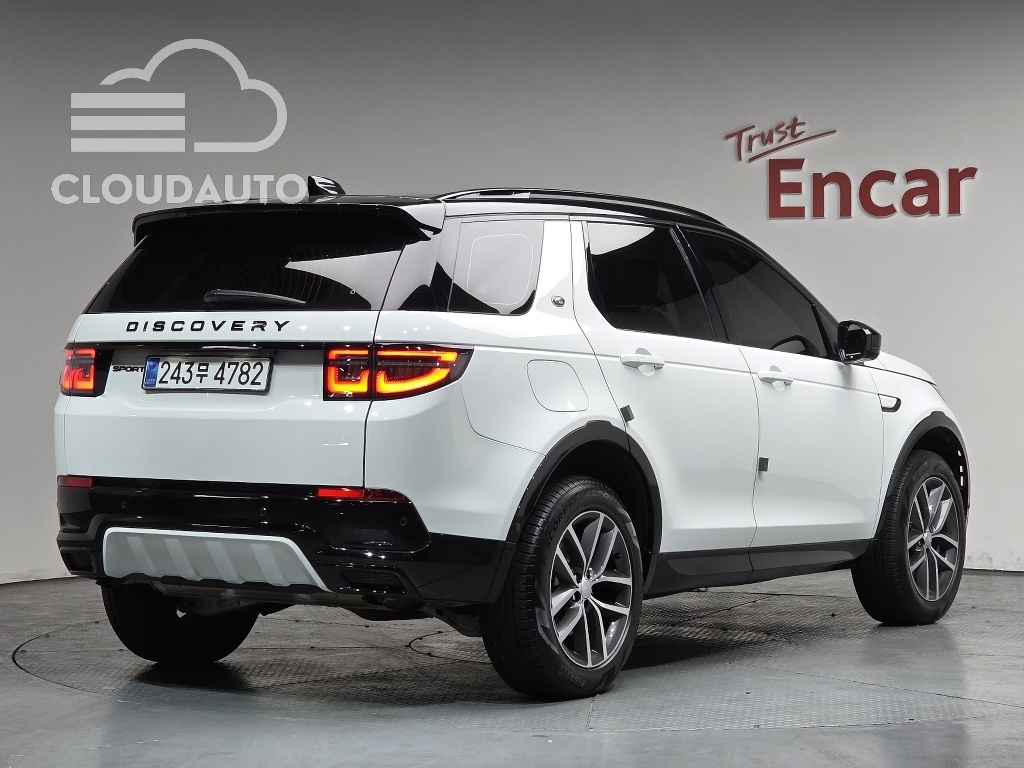 2025 Land Rover Discovery Sport P250 SE - Image 2