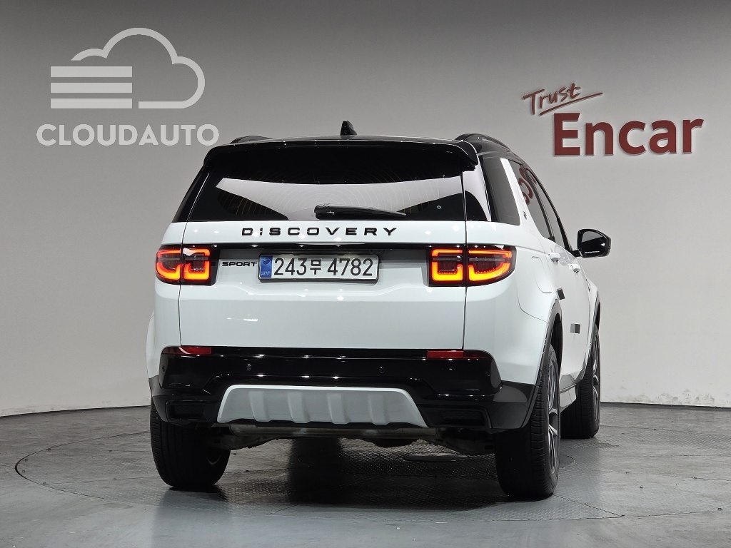 2025 Land Rover Discovery Sport P250 SE - Image 4