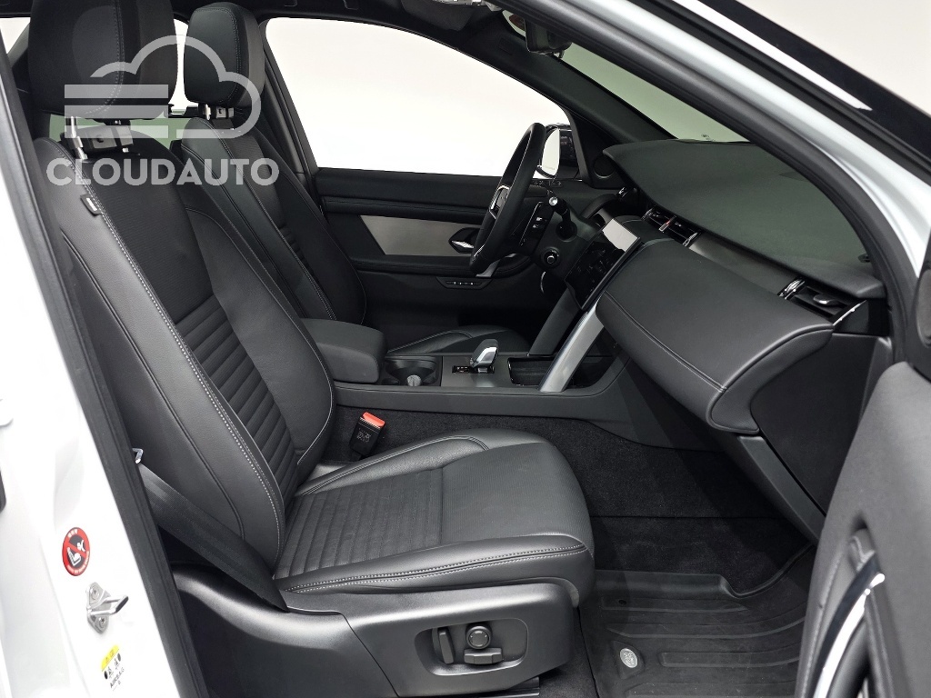 2025 Land Rover Discovery Sport P250 SE - Image 10