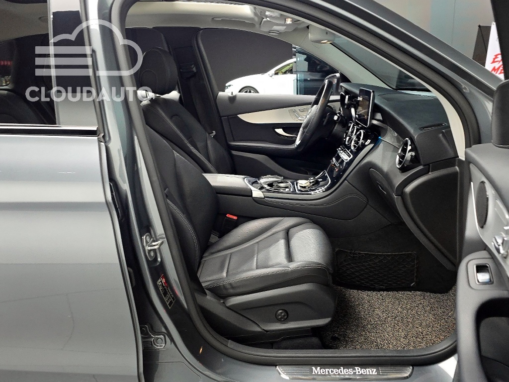 2019 Mercedes-Benz GLC GLC350e 4MATIC Premium - Image 11