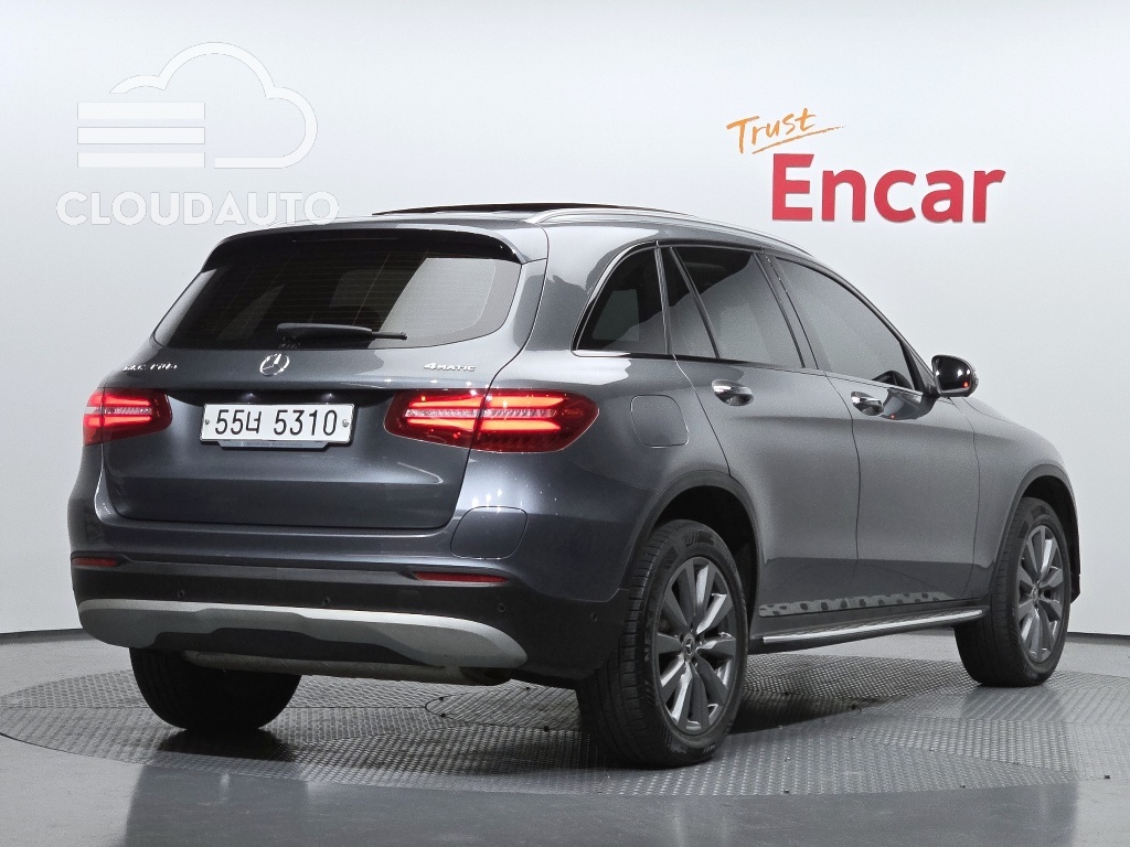 2019 Mercedes-Benz GLC GLC350e 4MATIC Premium - Image 2