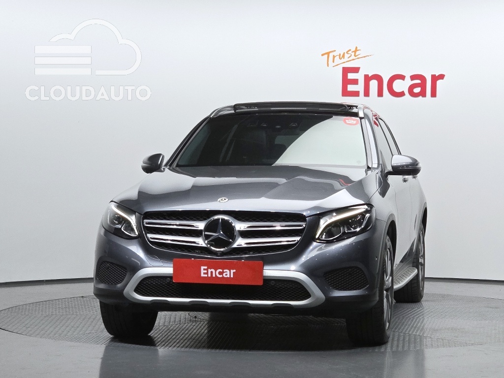 2019 Mercedes-Benz GLC GLC350e 4MATIC Premium - Image 3