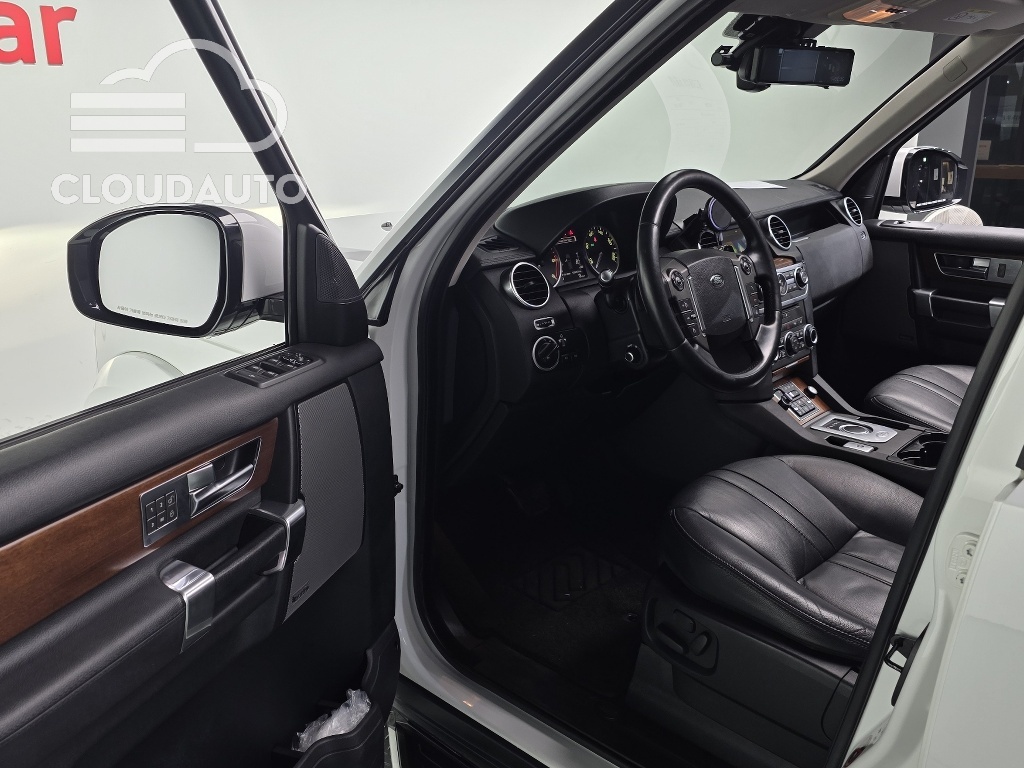 2016 Land Rover Discovery 3.0 SDV6 HSE - Image 11