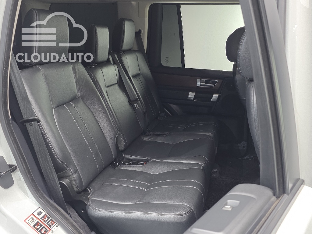 2016 Land Rover Discovery 3.0 SDV6 HSE - Image 12