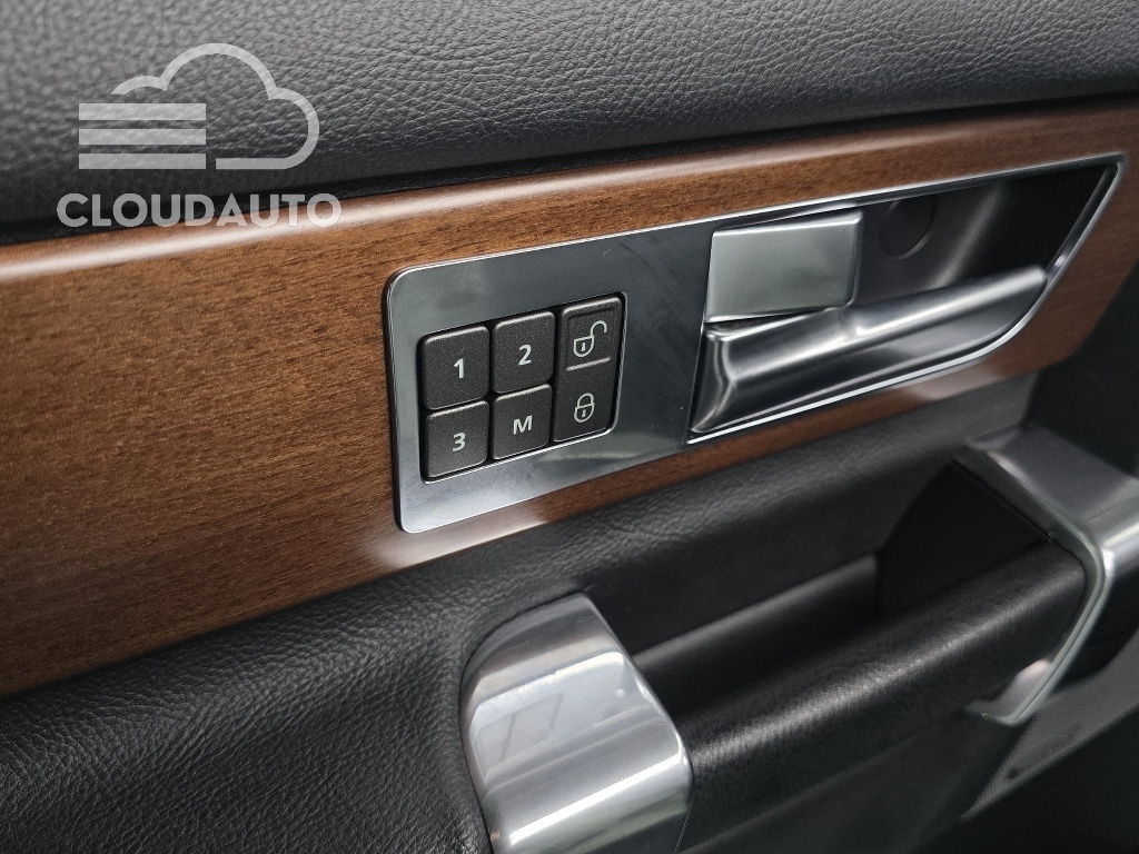 2016 Land Rover Discovery 3.0 SDV6 HSE - Image 17
