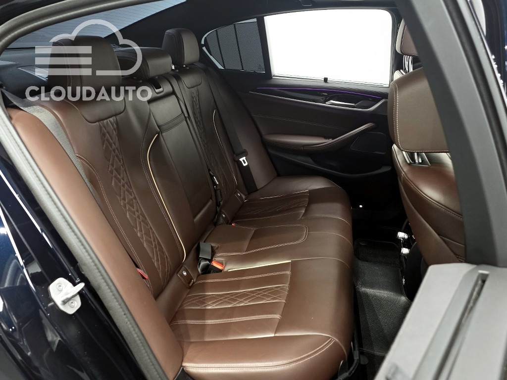 2023 BMW 5 Series 530i M Sports - Image 11