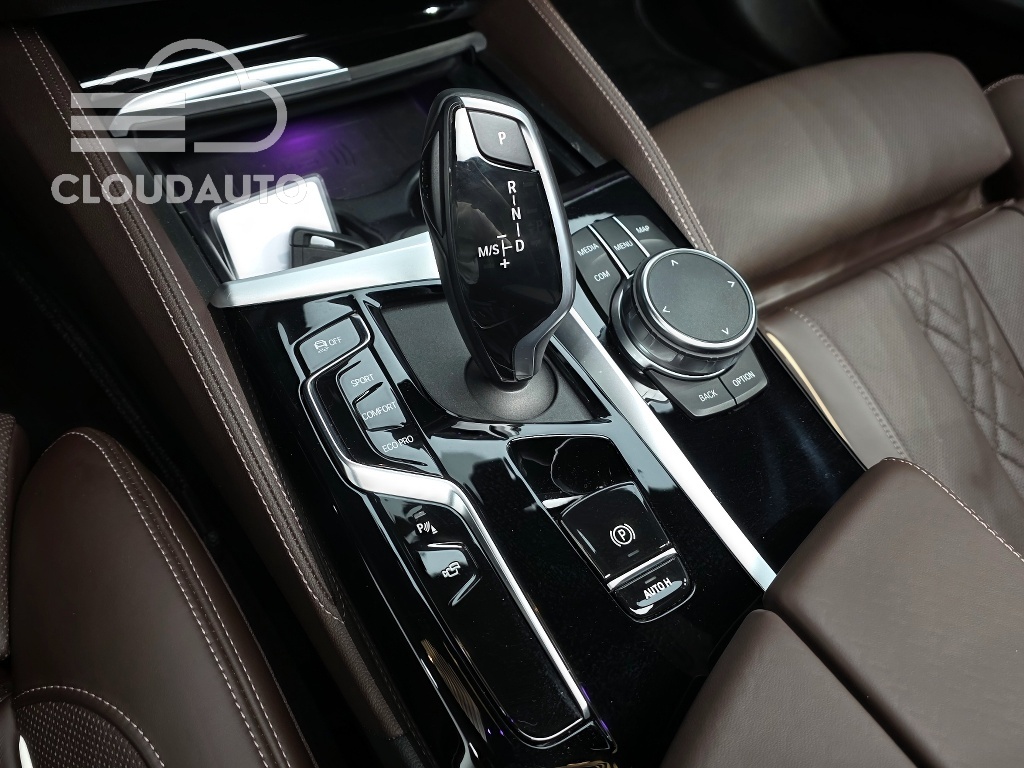 2023 BMW 5 Series 530i M Sports - Image 9