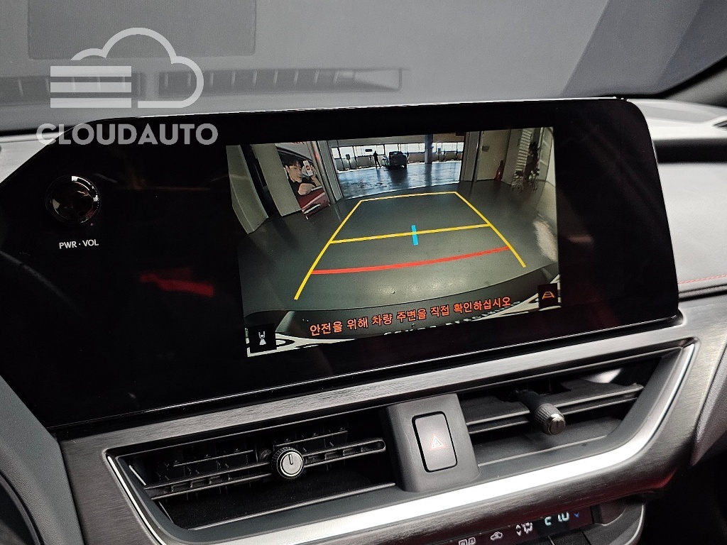 2024 Lexus UX250h 2.0 F-Sport 2WD - Image 17
