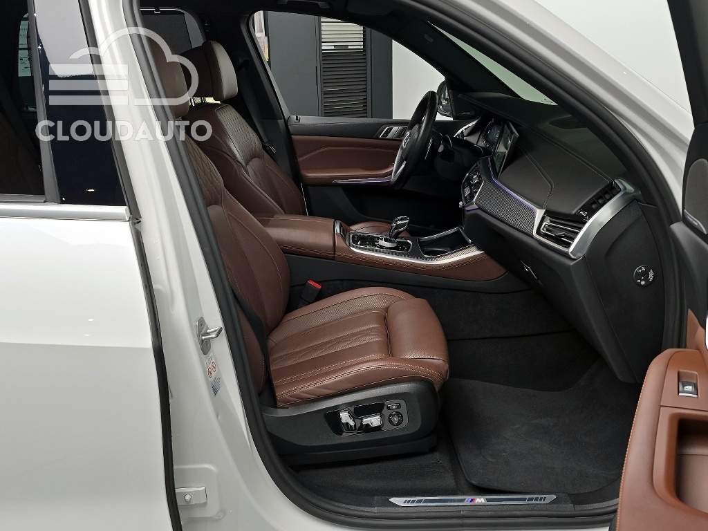 2023 BMW X5 xDrive 40i M Sports - Image 11