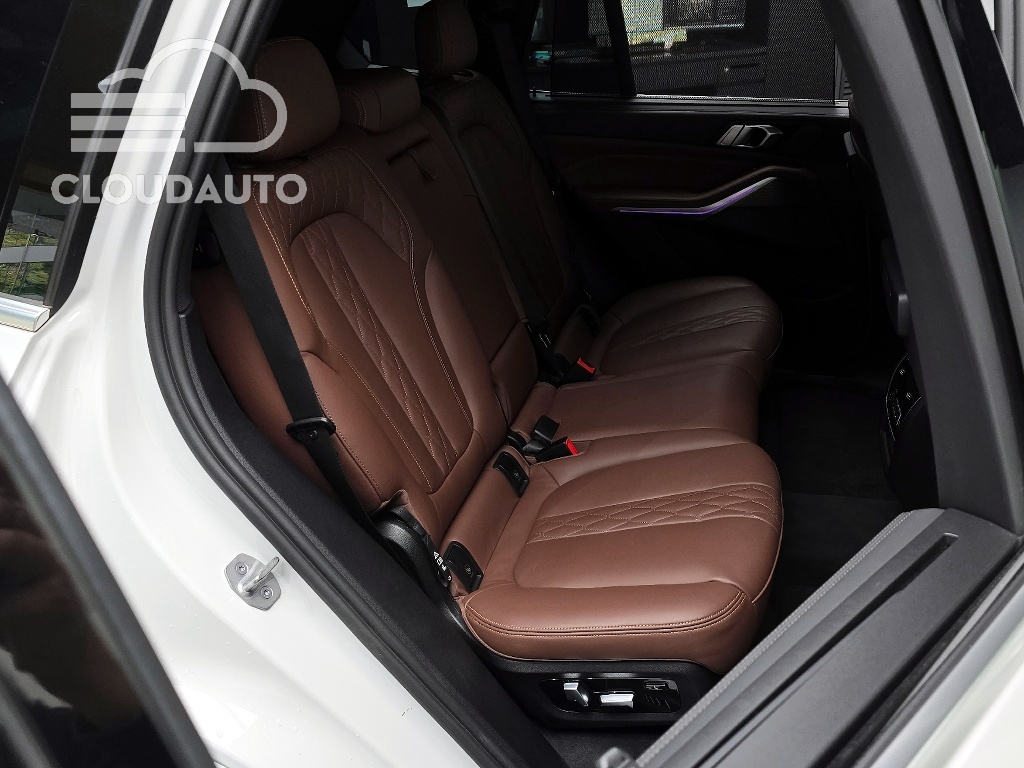 2023 BMW X5 xDrive 40i M Sports - Image 12
