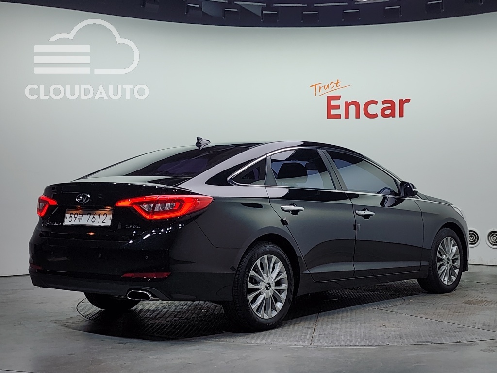 2015 Hyundai Sonata 2.0 Smart - Image 2