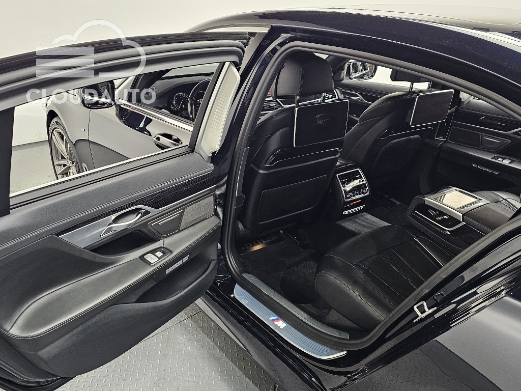 2017 BMW 7 Series 740Li xDrive M Sports - Image 12