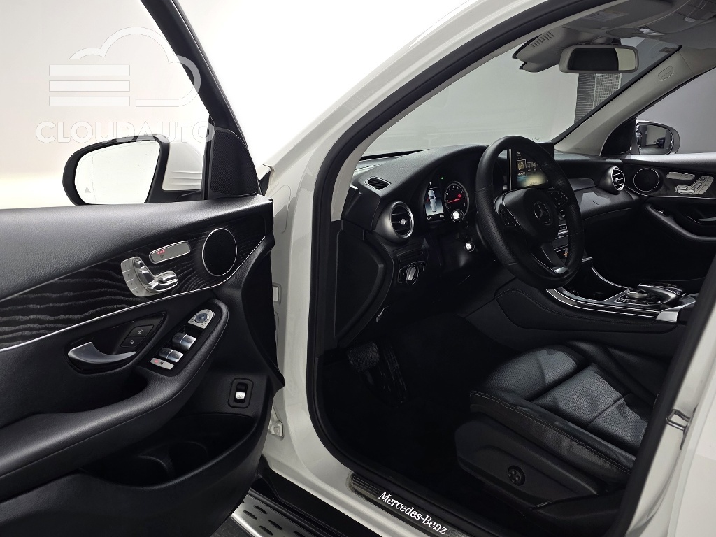 2019 Mercedes-Benz GLC GLC300 4MATIC - Image 12
