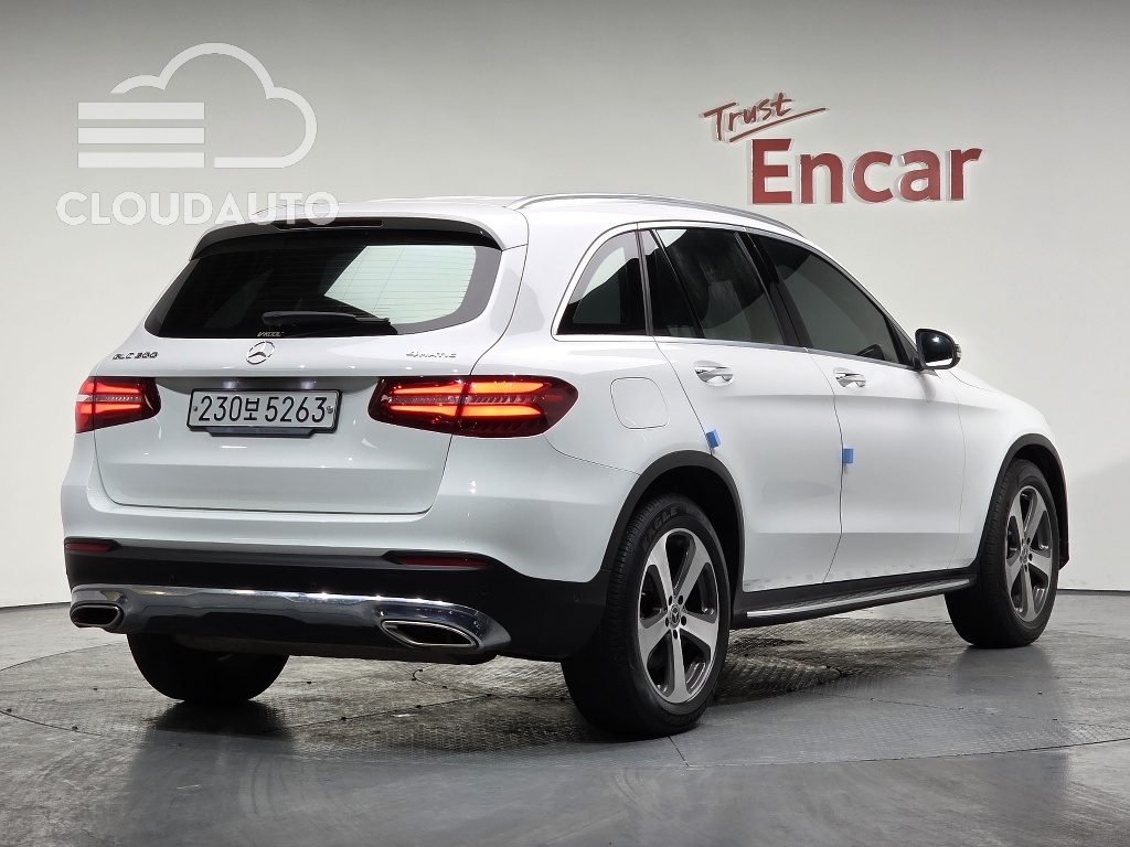 2019 Mercedes-Benz GLC GLC300 4MATIC - Image 2