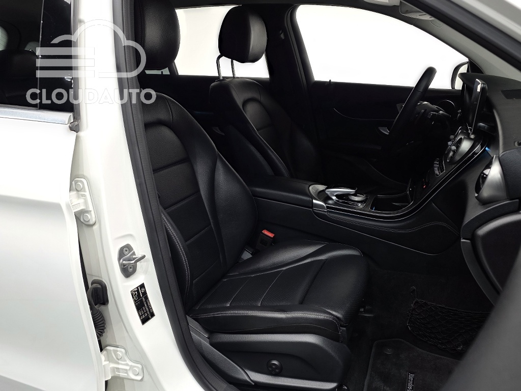 2019 Mercedes-Benz GLC GLC300 4MATIC - Image 10