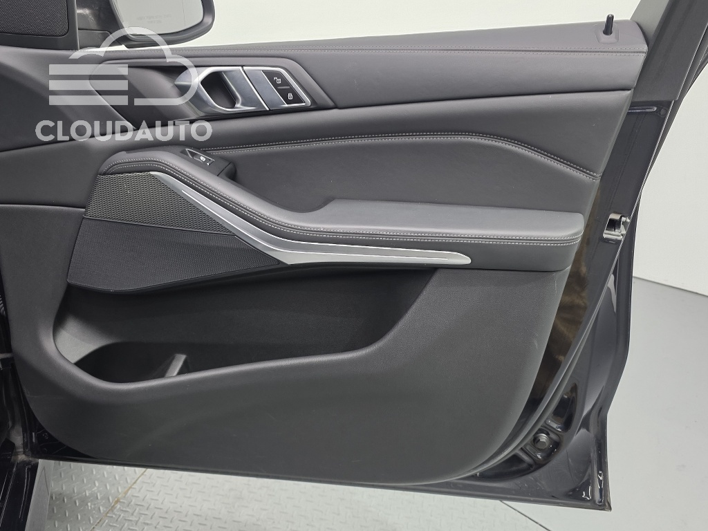 2022 BMW X5 xDrive 40i M Sports - Image 25