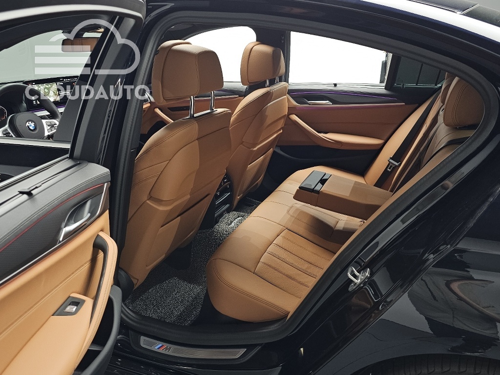 2023 BMW 5 Series 520i M Sports - Image 7