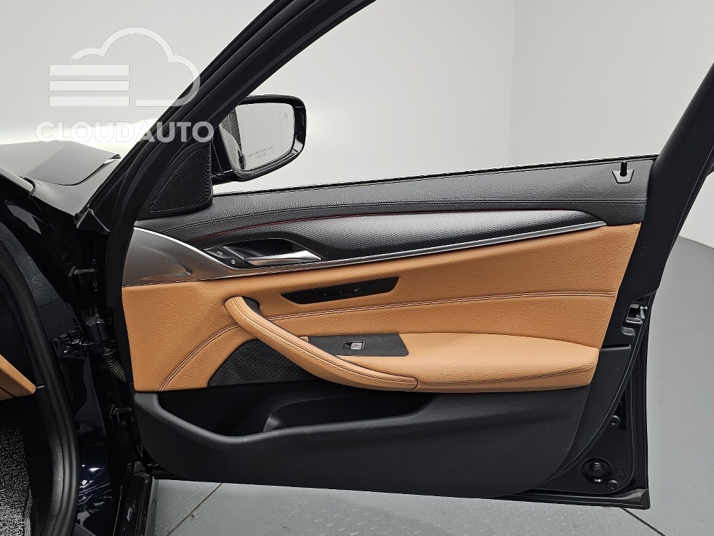 2023 BMW 5 Series 520i M Sports - Image 19