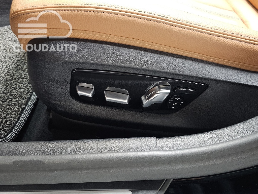 2023 BMW 5 Series 520i M Sports - Image 31