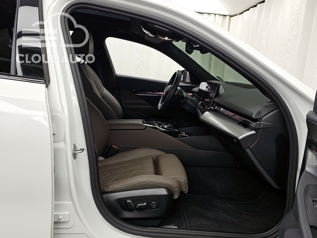 2025 BMW 5 Series 520i M Sports - Image 11
