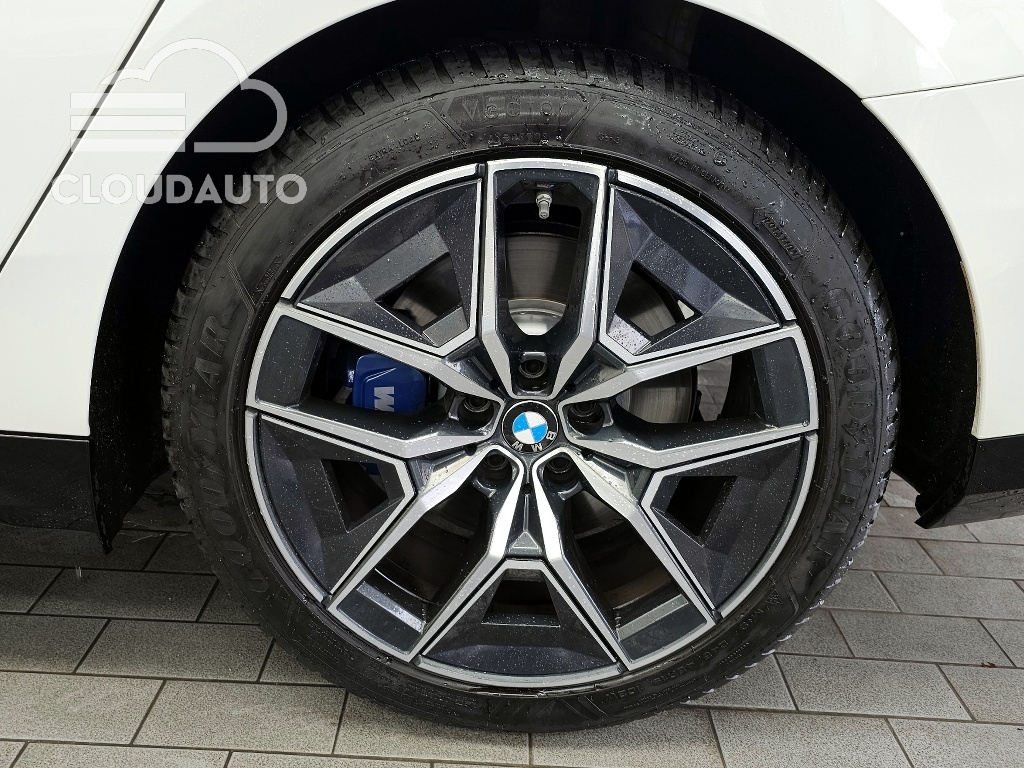 2025 BMW 5 Series 520i M Sports - Image 21